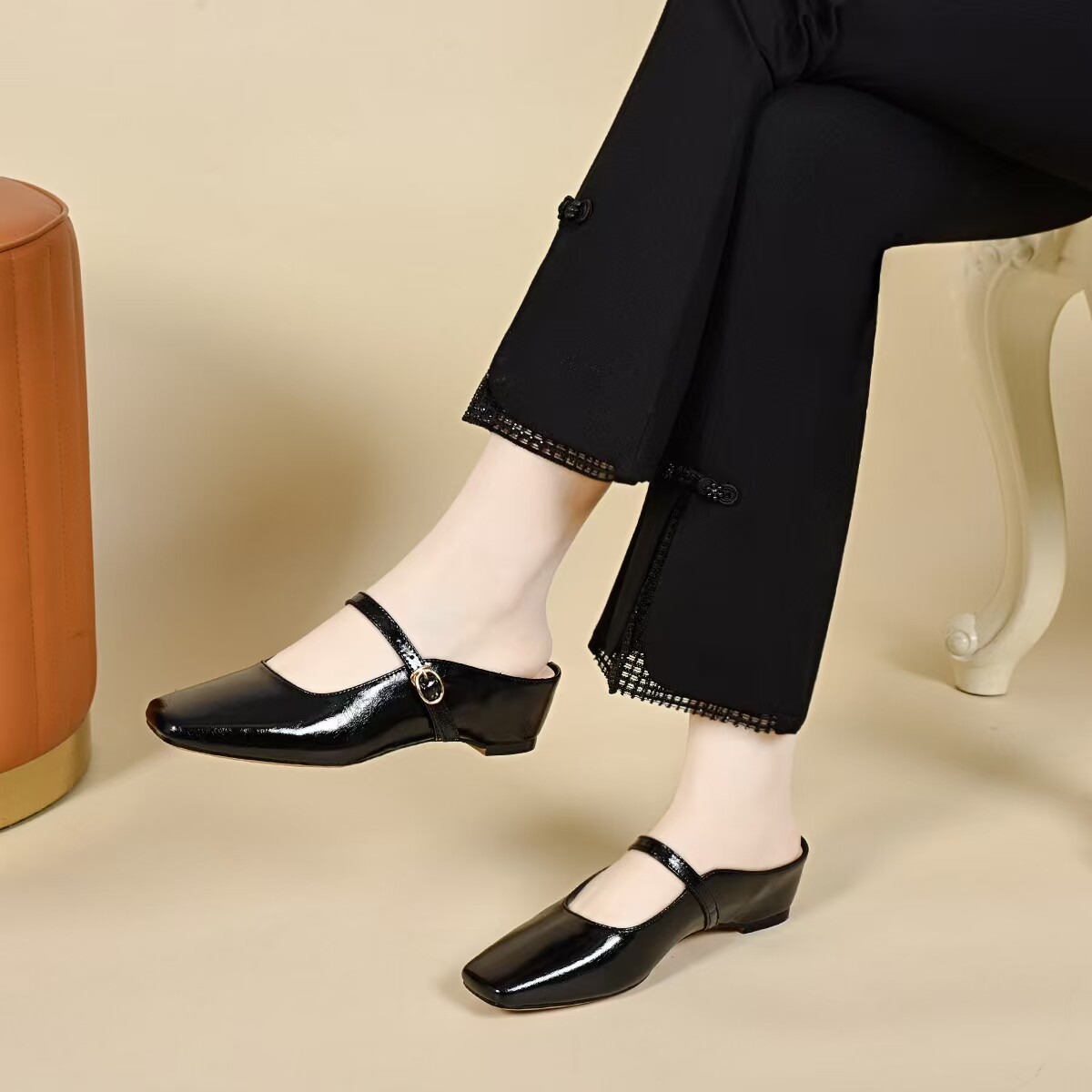 Dép sandal nữ da thật đầu vuông, mũi kín, tăng chiều cao bên trong — màu đen