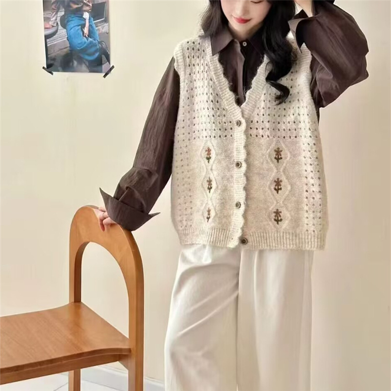 V领慵懒风针织马甲女背心秋季新款时尚百搭刺绣坎肩外搭上衣女潮