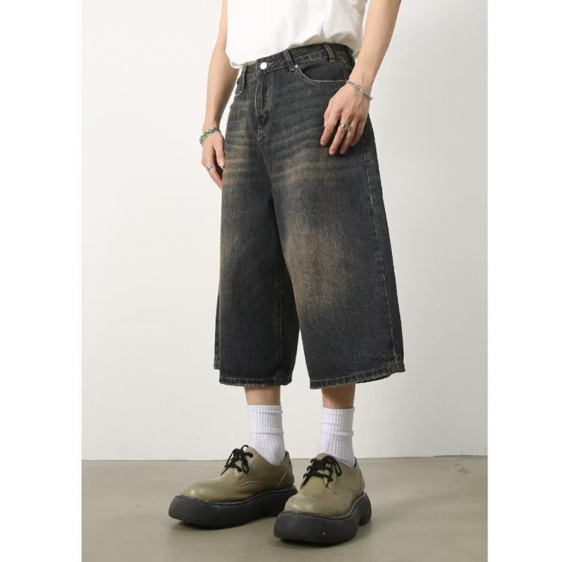 Lässige, gerade geschnittene Herren-Denim-Shorts mit weitem Bein und Used-Look in Blau im amerikanischen Retro-Stil – perfekt für den Sommer und vielseitige Kombinationsmöglichkeiten_voghion.com