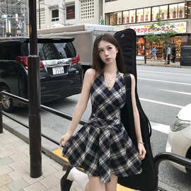 黑白格子v领挂脖系带连衣裙女春季2025新款甜辣妹收腰百褶A字短裙