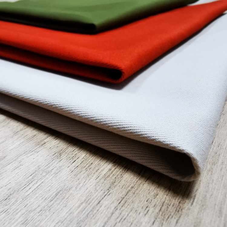 Precio de fábrica de tela de algodón tejido de color sólido suave tela de camisa 100% algodón cepillado impermeable