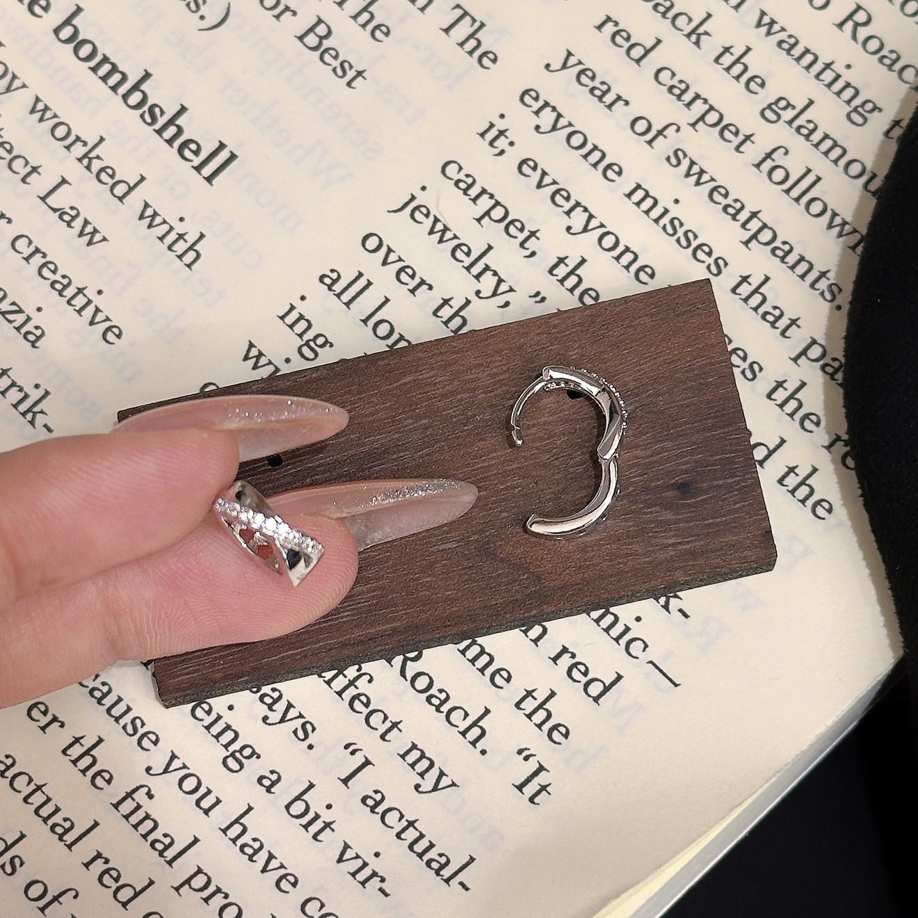 Discutir la explosión del diseño de nicho de la sensación de pendientes cruzados de temperamento minimalista femenino micro-pantalones de piedra temperamento de aretes de orejas