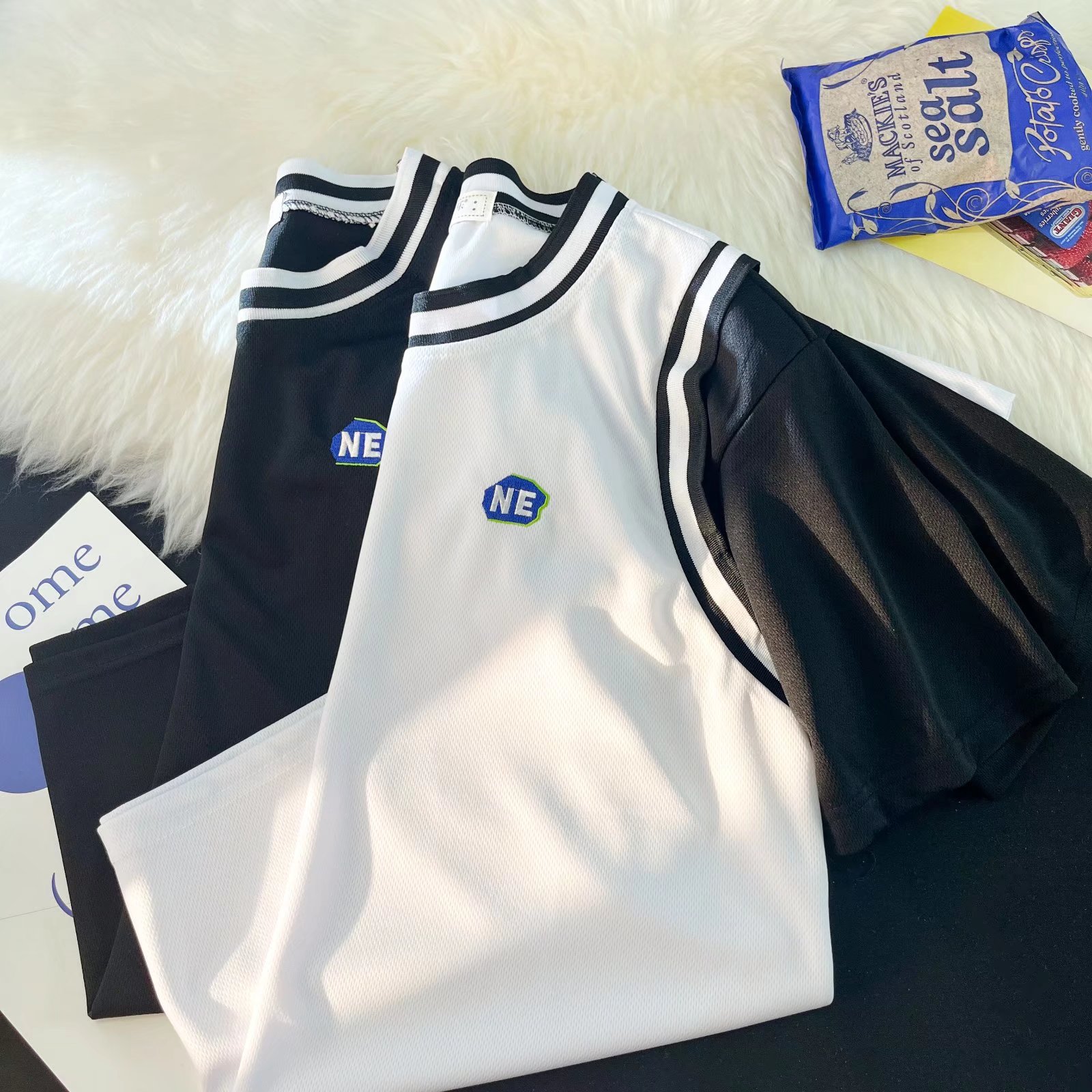 Verano falso de dos piezas de manga corta para hombres con sentido de diseño para parejas de nicho tops de manga de cinco puntos camiseta deportiva de baloncesto estilo delgado