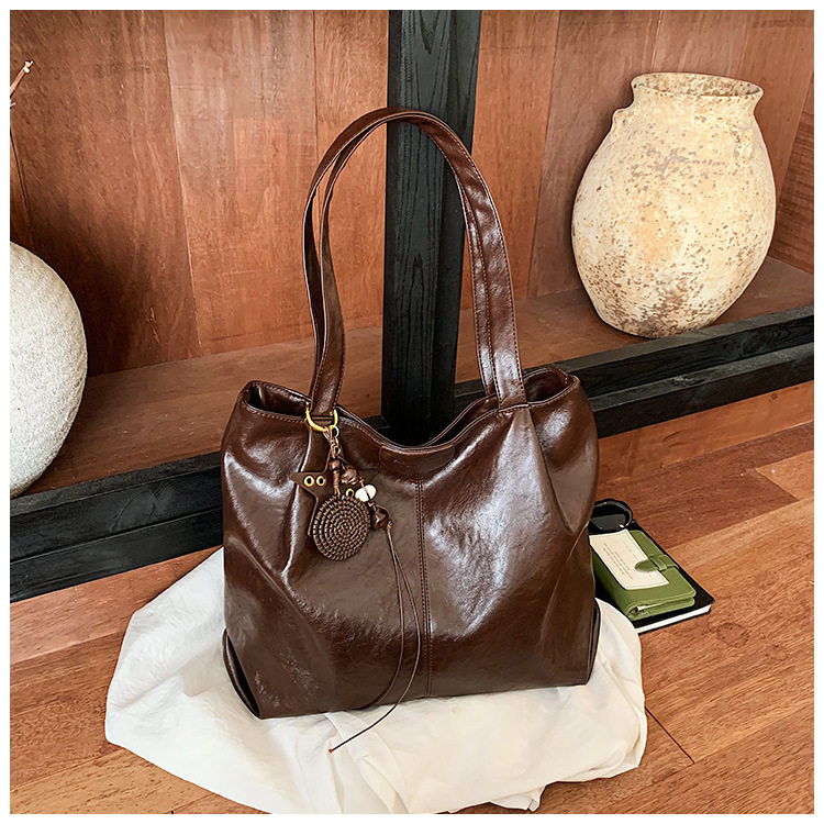 Túi tote nữ cỡ lớn dáng shopping, đeo vai hai quai, chất liệu PU mềm, phong cách công sở — Màu cà phê Không có mặt dây chuyền, Màu nâu không có mặt dây chuyền, Rượu vang đỏ không có mặt dây chuyền, kaki không có mặt dây chuyền chi tiết 8