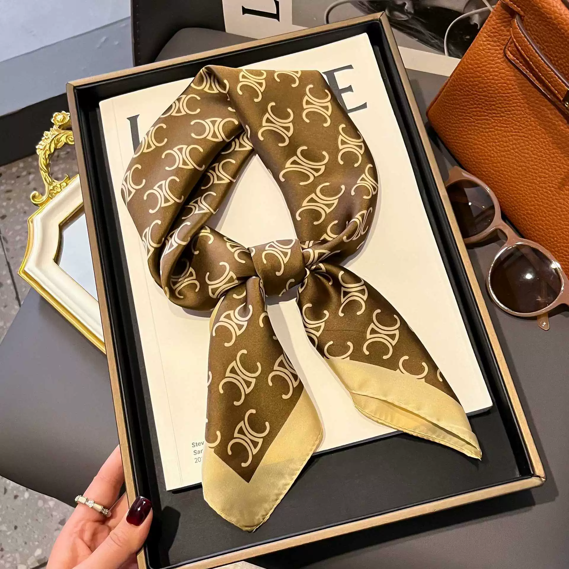 Коллекция маленьких квадратных шарфов 70*70, ретро и универсальные весенне-летние высококачественные женские профессиональные шарфы с принтом оптом.