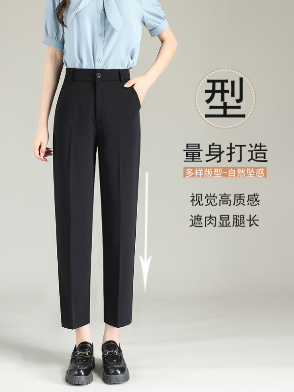 黒いスーツのズボンの女性のペンダント感があります。|undefined