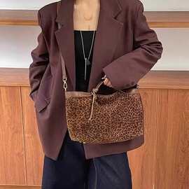 真皮女包高级感大容量托特包小众复古通勤单肩挎包时尚潮流手提包