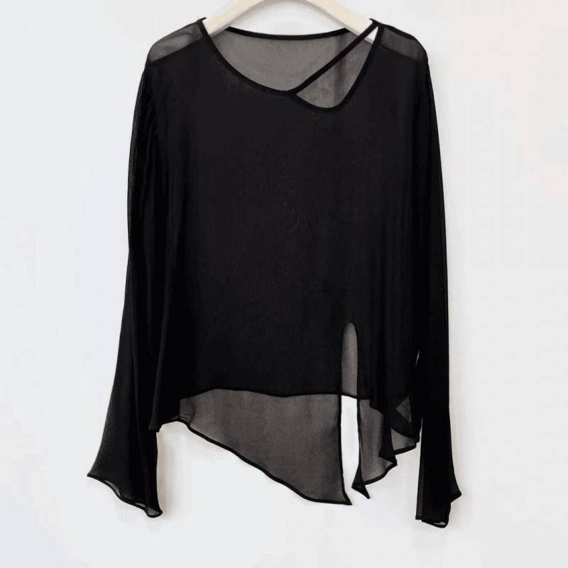 夏の黒いvネックの不規則な微透日焼け止めブラウスの大きいサイズの長袖tシャツの女性のデザイン感の小さい薄い上着|undefined