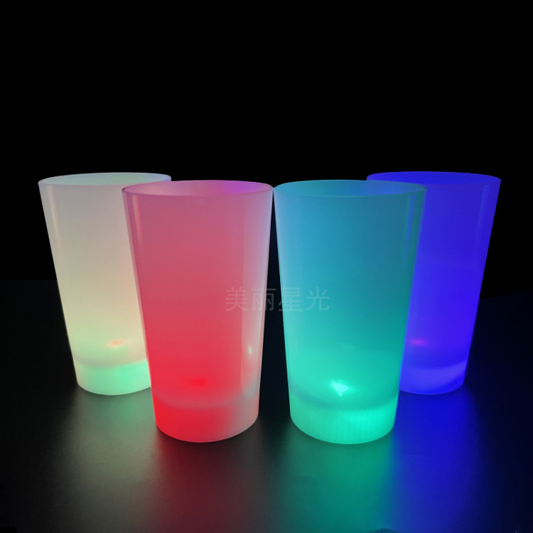 Venta al por mayor nueva taza LED 450ml cerveza bebida taza luminosa suministros de fiesta de cumpleaños taza luminosa creativa