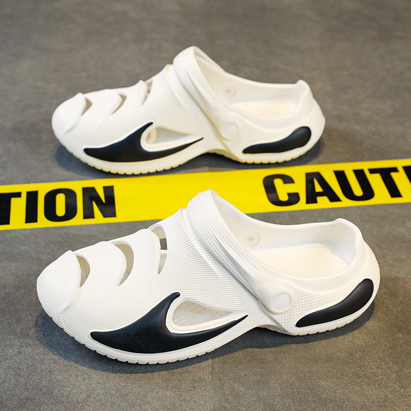 Zapatillas para hombres de verano Baotou Hole Sandallas para hombres pisar la sensación de deslizamiento fuera de la playa de ocio dos zapatillas frías
