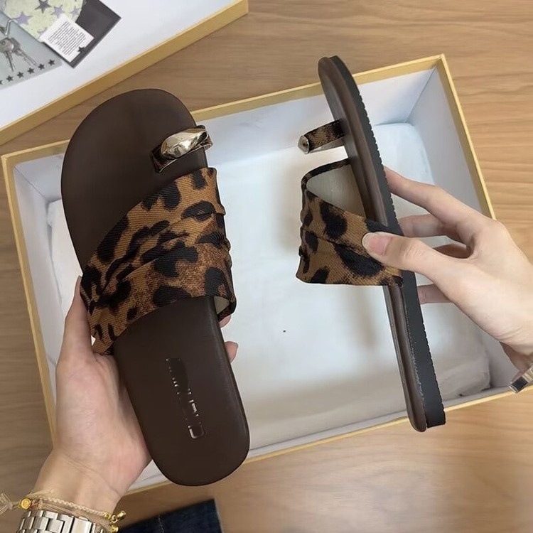 Francia lujosa ultra suave pliegue fría zapatillas de verano 2026 nuevo nicho plano hermoso conjunto de dedos zapatillas image 2