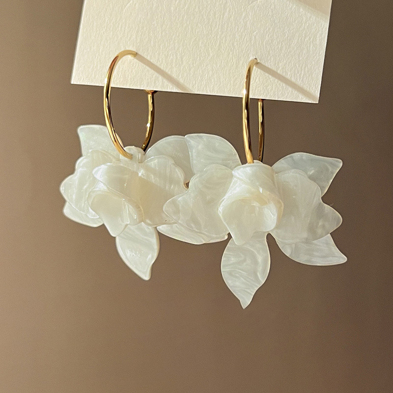 Pendientes de resina de flor de aguja de plata Pendientes de temperamento retro de nicho de alta gama Pendientes simples de diseño elegante al por mayor