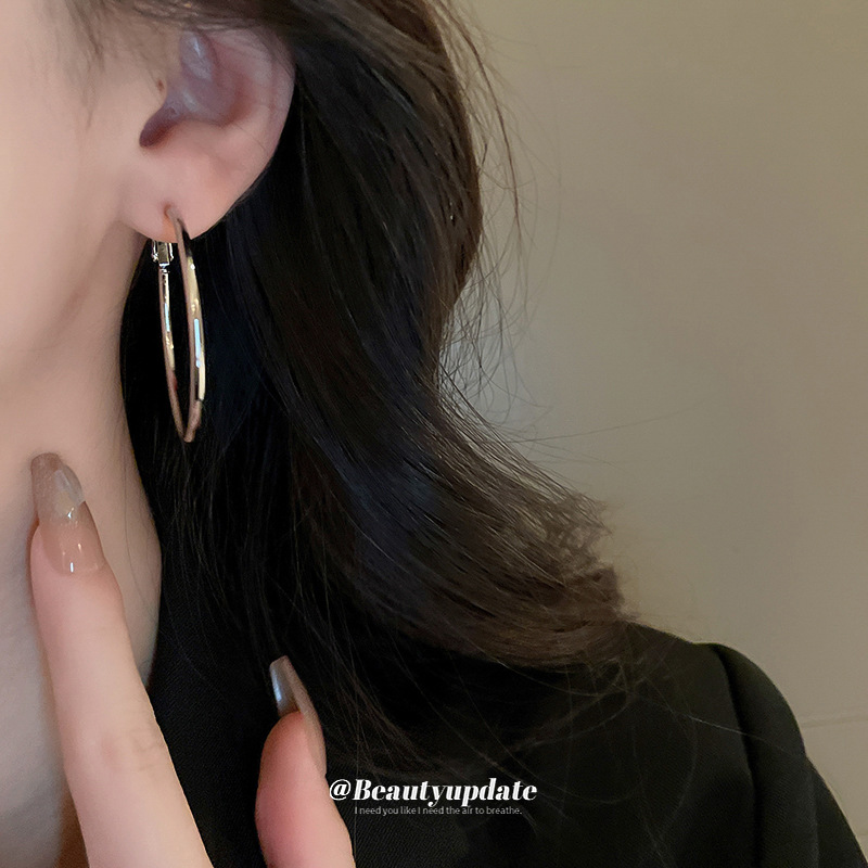 Pendientes geométricos con anillo de metal con aguja de plata, diseño minimalista de nicho, orejas de todo fósforo, pendientes de viaje de viento frío europeo y americano, mujeres