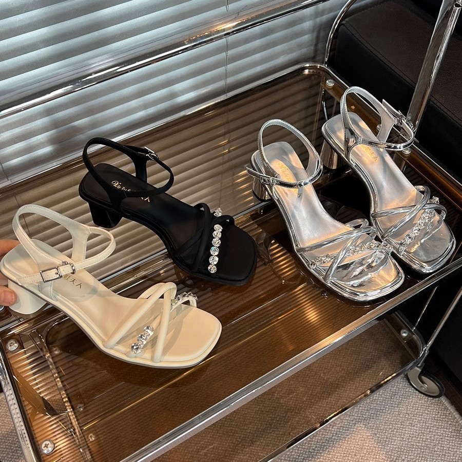 Sandalias francesas de tacón medio de tacón alto para mujer 2025 nuevo estilo de verano con zapatos de tacón grueso de diamantes de imitación con falda Sandalias de hadas