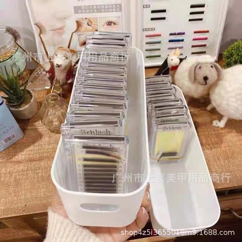 Storage box for eyelashes