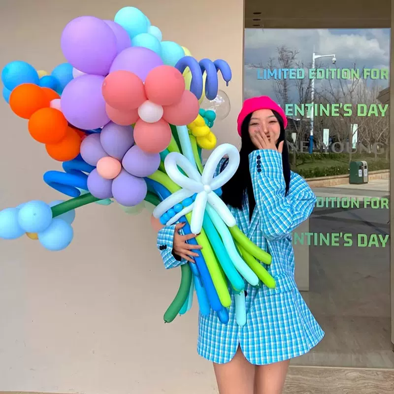 长条魔术花气球花束手提袋夜市摆摊纸盒子装饰学校儿童节氛围布置