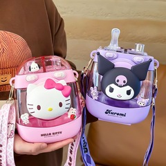 三麗歐包包杯男女生雙飲塑料杯吸管背帶草莓熊卡通兒童大容量水杯