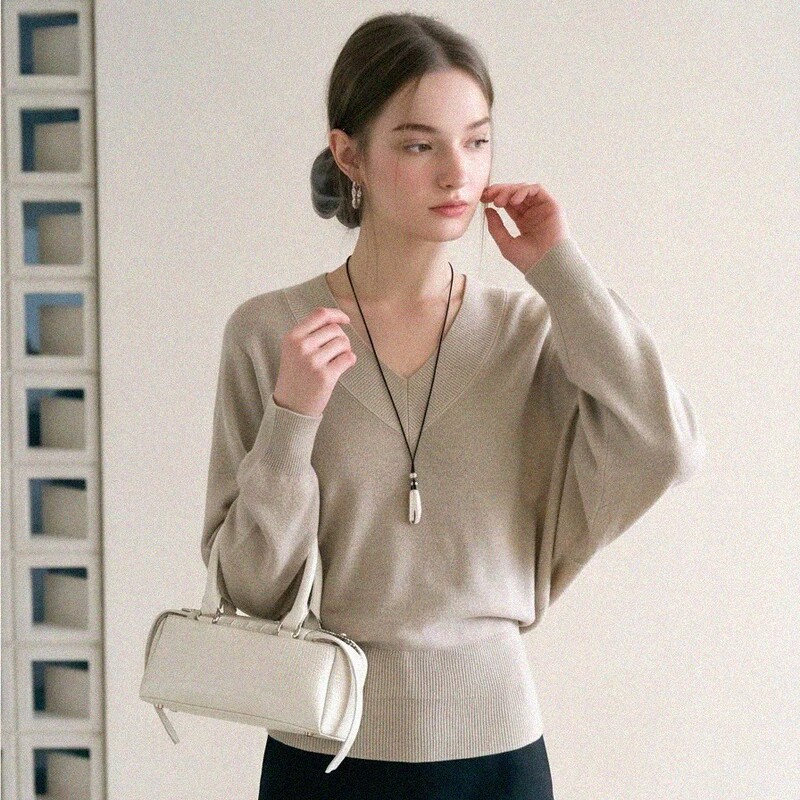 Korean-style, relaxed-fit V-neck, batwing-sleeve long-sleeve knit sweater for women, autumn/winter 2026 new collection, loose-fitting, slimming, and versatile Korean-style, relaxed-fit V-neck, batwing-sleeve long-sleeve knit sweater for women, autumn/winter 2026 new collection, loose-fitting, slimming, and versatile