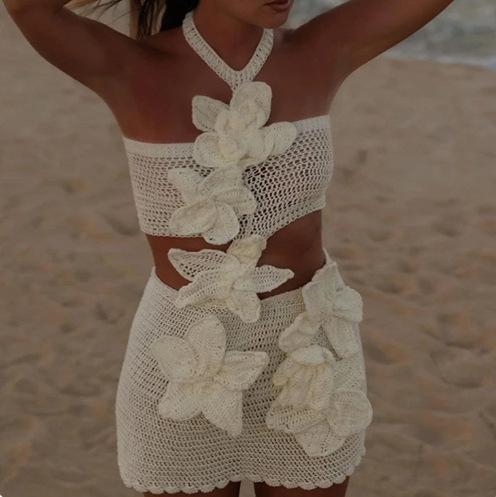Damenbekleidung 2024 neues gestricktes, hohles Neckholder-Strandkleid mit Blumenmuster und Rucksack-Hüftkleid im Urlaubsstil_voghion.com