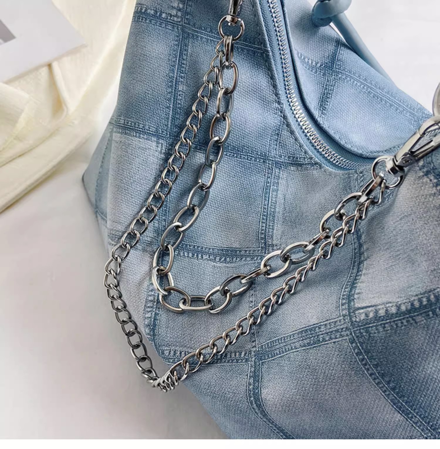 A niche canvas bag with a large capacity for women, a trendy 2023 new style for work, commuting, and student classes, a single-shoulder underarm tote bag Application Scenario