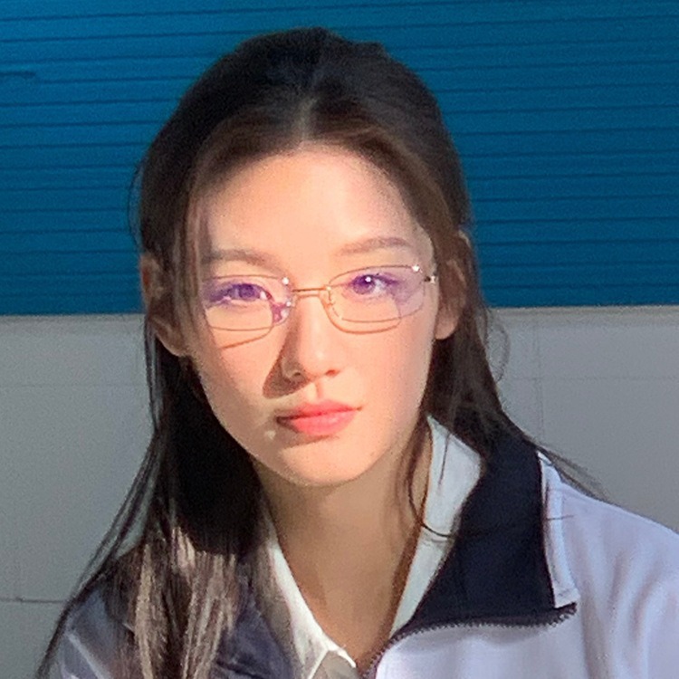 長方形の小さなフレーム、個性的なデザイン、度付き近視眼鏡フレーム、女性用、上品でエレガントな雰囲気、シルバーのレンズフレーム|undefined