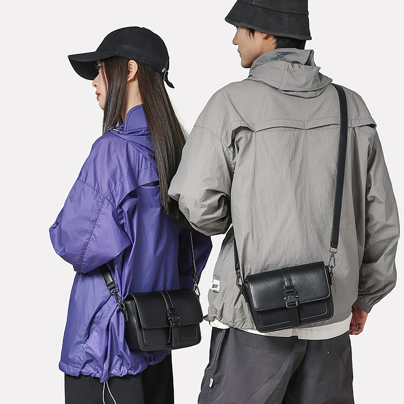 Borsa a tracolla da uomo in stile Sling Bag, design di nicchia, alta qualità estetica, piccola borsa quadrata, trendy e_voghion.com