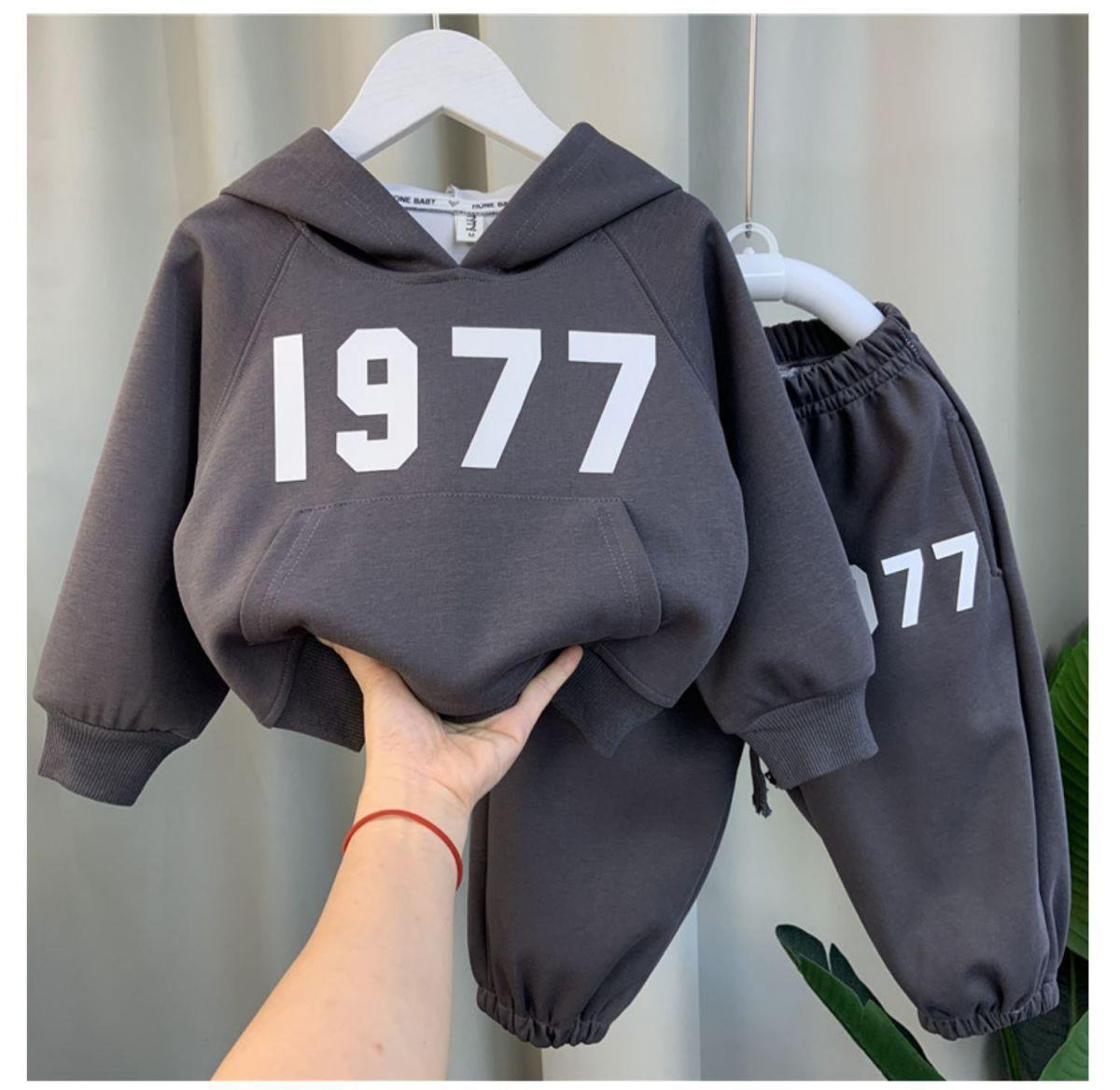 Koreanische Ausgabe für Kinder, hübsches, modisches, bequemes Kapuzenpullover-Set für Frühling und Herbst 2023, neue Mode von 1977_voghion.com