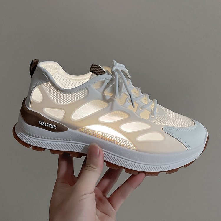 Zapatos deportivos ligeros de malla de fondo grueso para niños y niñas 2026 verano nuevo tipo delgado transpirable zapatos casuales para padres