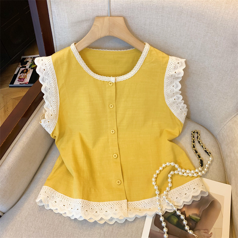 Real Shot of the New 2025 Lace Splicing Sleeveless Vest Shirt for Women with a Stylish Design and Short Cardigan Top for Women