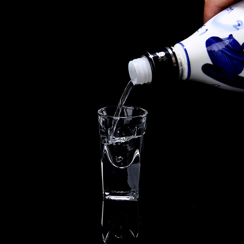 厂家供应玻璃小酒杯 方底烈酒杯透明小白酒杯 一口杯批发