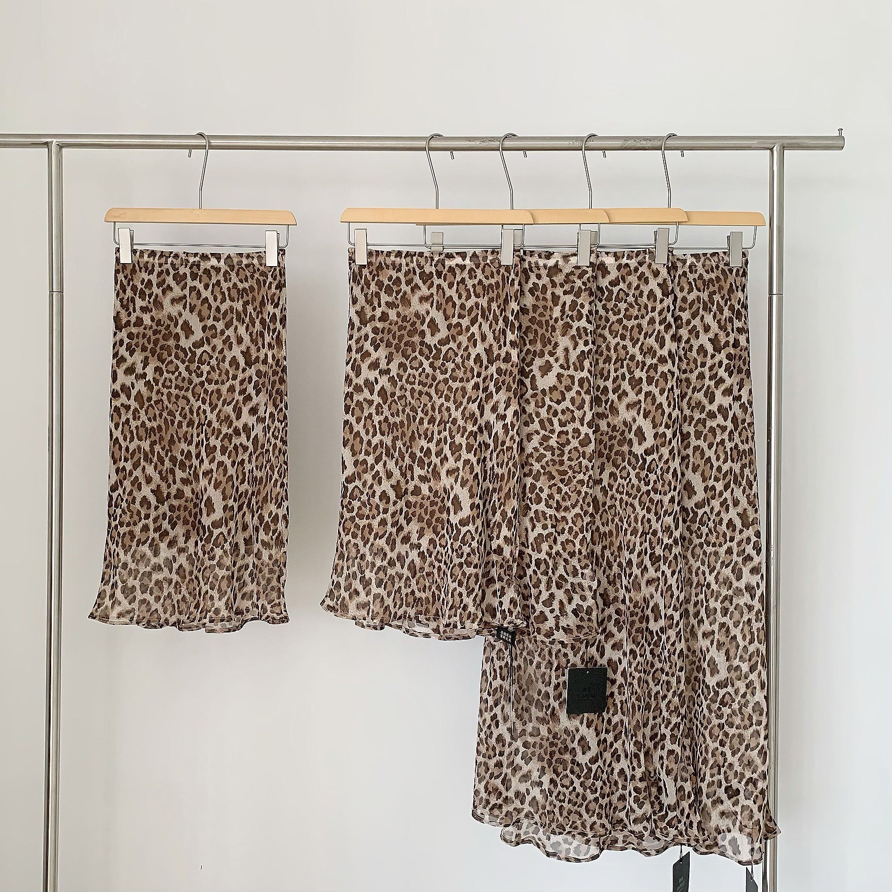 Yoziy leopard naqshi to'l jilbab oʻrta etekcha ayollar uchun xona oʻlcham