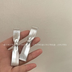 冷たい風の蝶結びの端に高級感があります。
