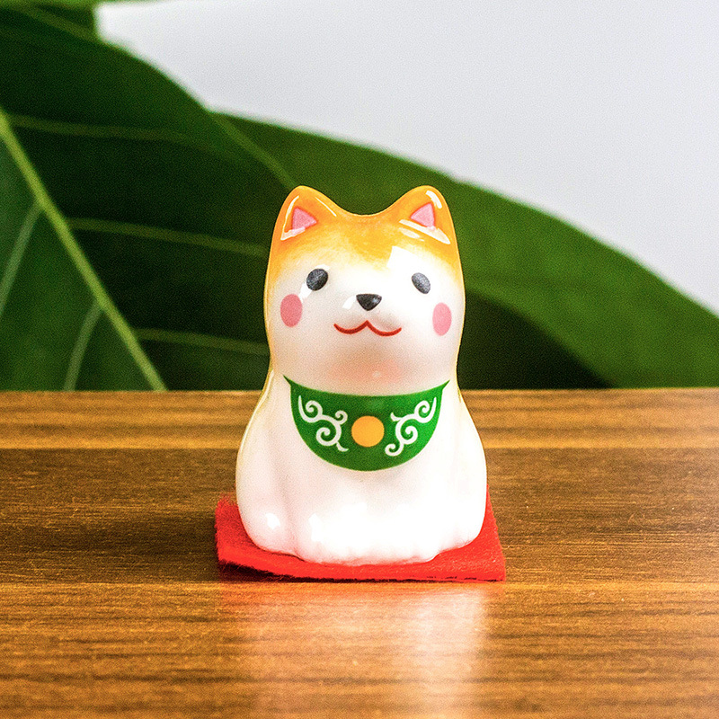 日本の薬師窯の日本式の座り方は柴犬が可愛いです。