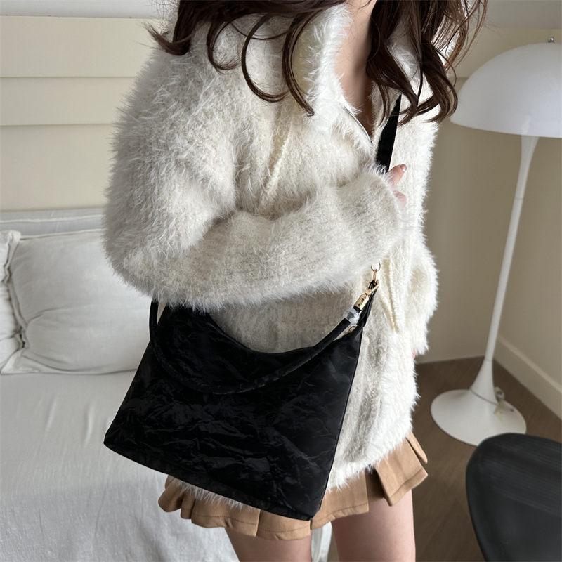 2024 nueva bolsa de mujer de estilo extranjero, gran capacidad de ocio, este año, bolsas populares de hombro y brazo.