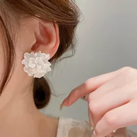Милые универсальные маленькие дизайнерские серьги, цветочные, тренд сезона