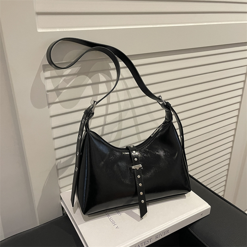 Retro Oil Leather Armpit Bag for Women 2025 New Fashion Versatile Commuter Shoulder Bag Simple Texture Crossbody Bag for Women