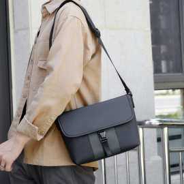 新款男士工装休闲斜跨包多功能大容量邮差包批发商务质感单肩包