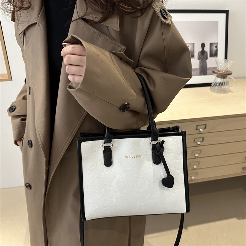 Simple nuevo bolso de mujer, bolso práctico de alto nivel, invierno 2024 nuevo estilo universal en la textura de la bolsa de transporte