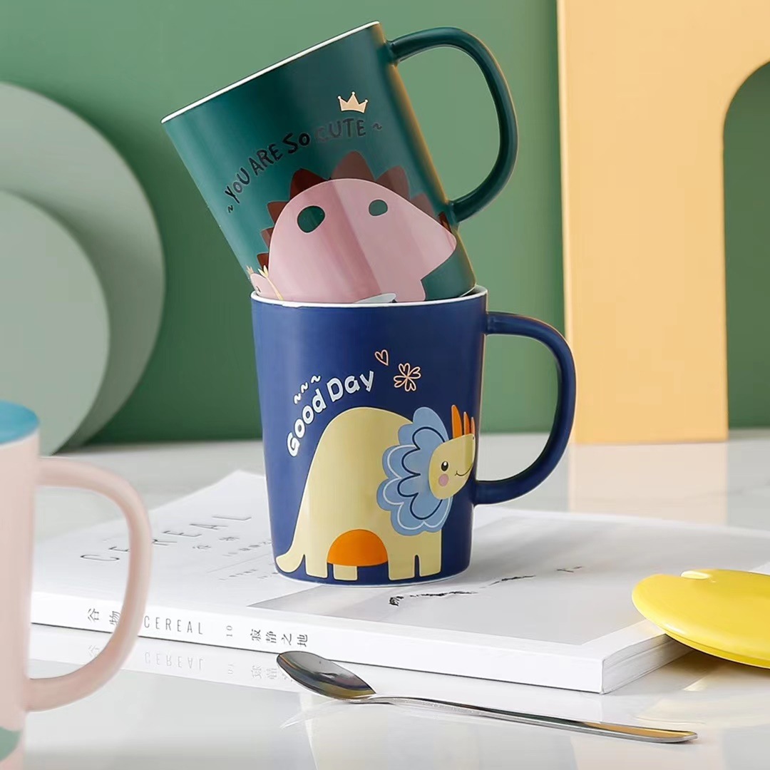 Patrón de dinosaurio lindo de dibujos animados taza regalo personalizado de cerámica taza de agua taza de café japonés con tapa cuchara taza de esmalte