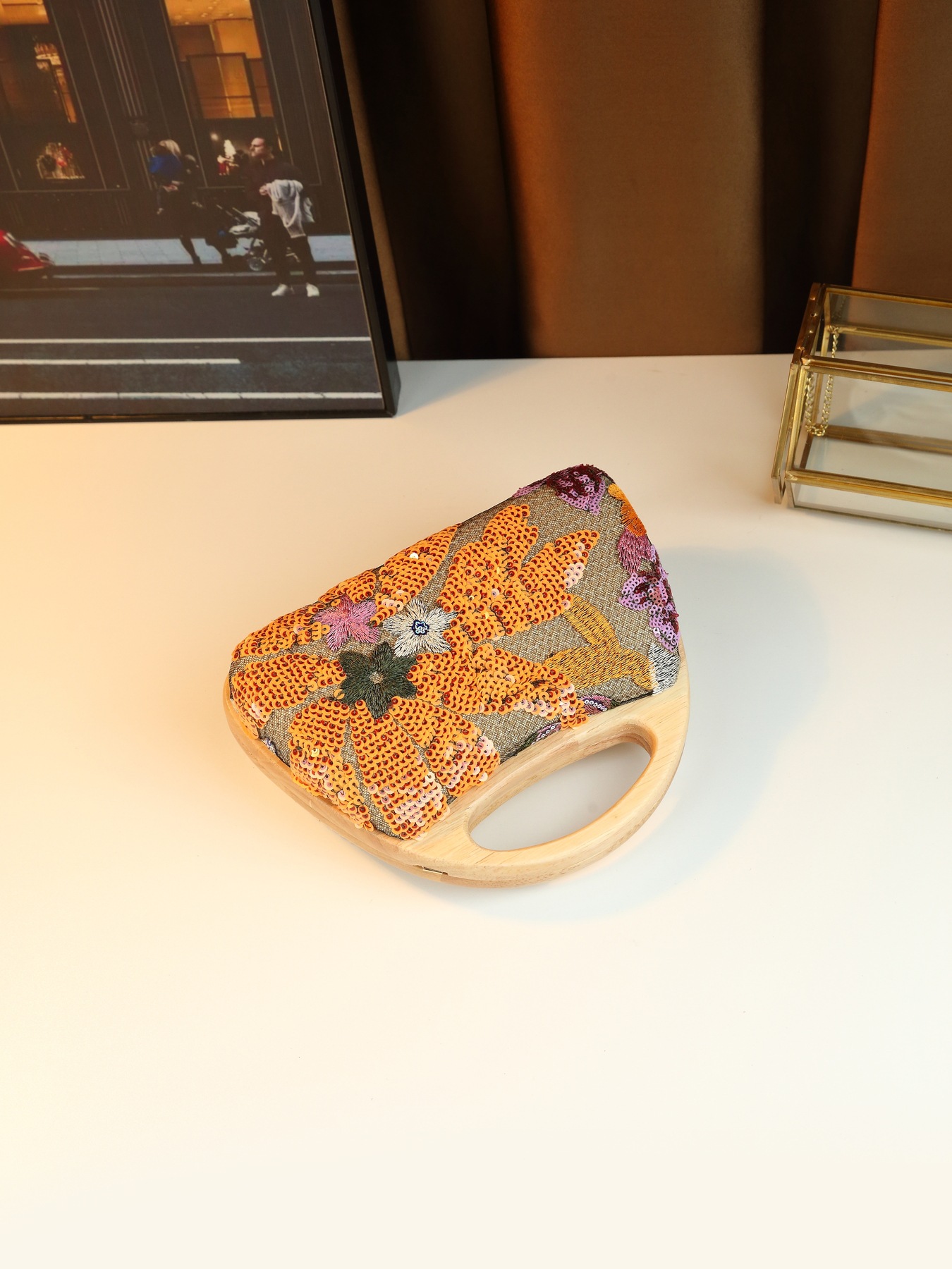 Elegant damväska i linne med paljetter och broderier_voghion.com