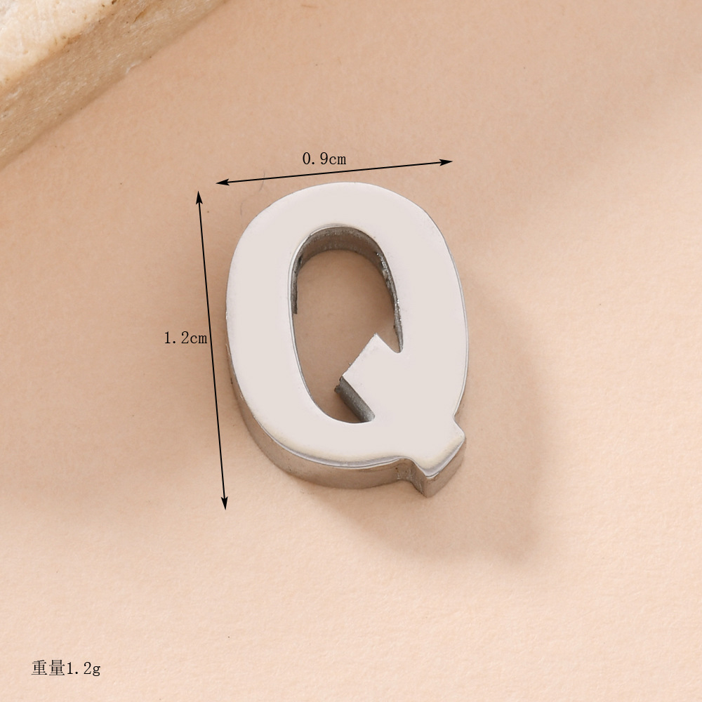 Venta caliente transfronteriza 26 letras inglesas colgantes de agujero recto collar de acero inoxidable colgantes accesorios de letras de bricolaje fabricantes de joyas