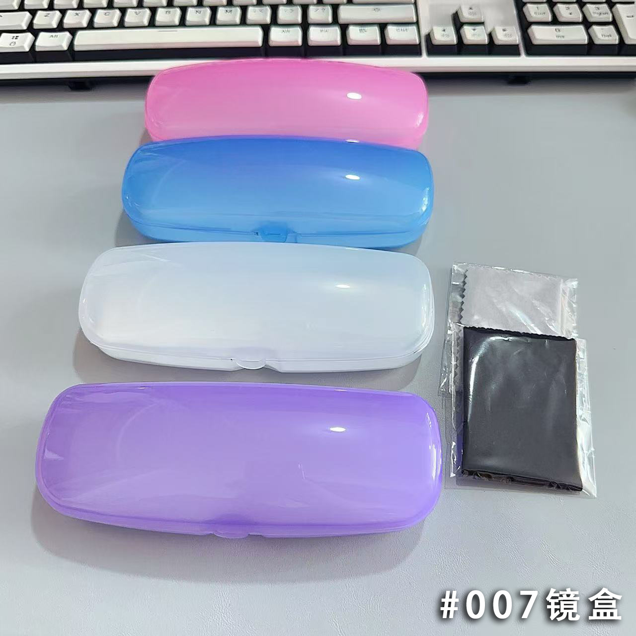 Nuevo estuche para gafas de moda con cadena antideslizante, adecuado para gafas de miopía, gafas de lectura, varios colores, incluye paño para gafas y varios colores de estuche para gafas.