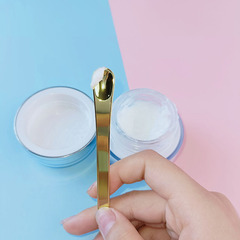 金属の長い柄の精華のクリームのアイクリームは小さく氷を掘ってスプーンの目の部の美容の棒をつけてマスクの補助ツールを塗ります。