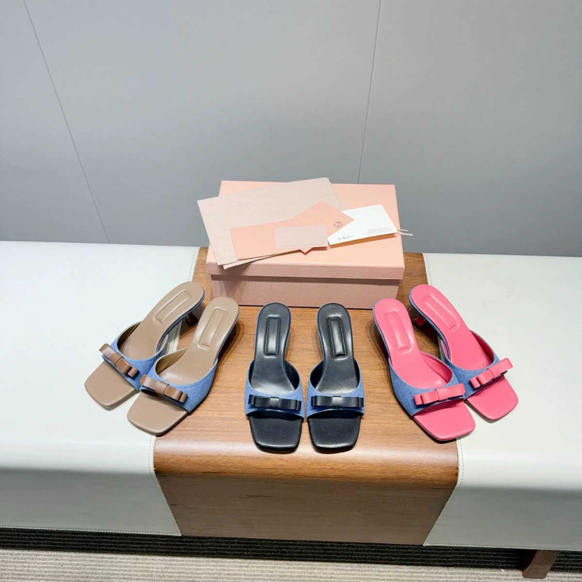 Высококачественная версия ~ 25 новых летних женских тапочек с квадратным носком, открытым носком, бантом и универсальными шпильками.