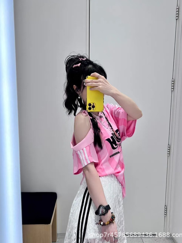 夏の新ファッション快適な半袖斜め襟オフショルダースポーツカジュアル半袖サッカートップ Tシャツ女性|undefined