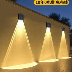 太陽エネルギーの壁の明かりの一方の方向の発光の屋外の塀の壁の明かりの庭の花園の別荘の装飾の屋外の防水のスポットライト