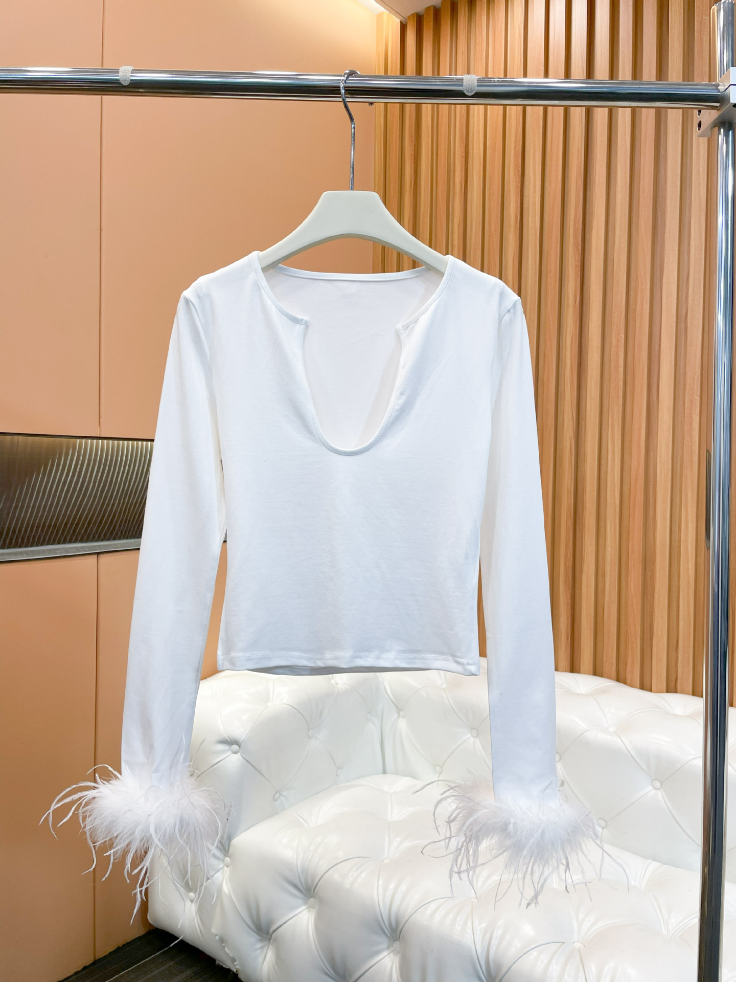 Nuevo Top de Punto con Plumas de Avestruz, Diseño Francés Retro y Versátil, Cuello en V Profundo, Sexy y Ajustado, Otoño 24 image 8