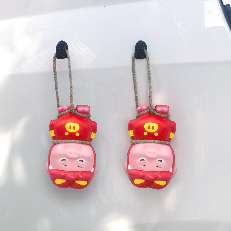 Pig Man, colgante de cola de coche, muñeca exterior de coche, maletero de coche, motocicleta, coche eléctrico, decoración linda