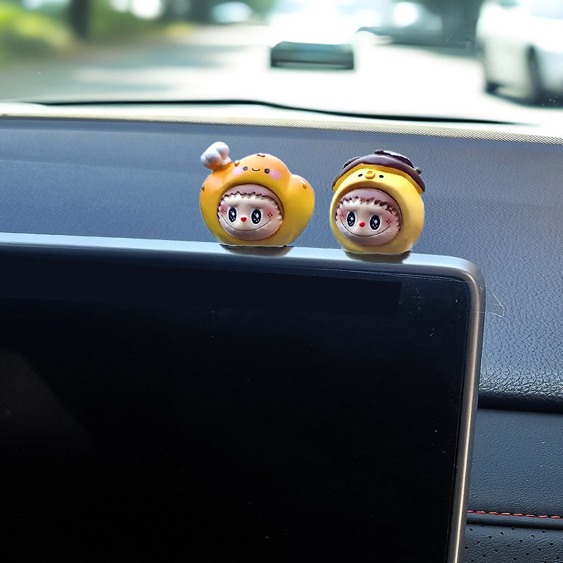 Pequeños adornos de coche dibujos animados muñeca linda creativa consola central de coche espejo retrovisor pantalla accesorios de coche