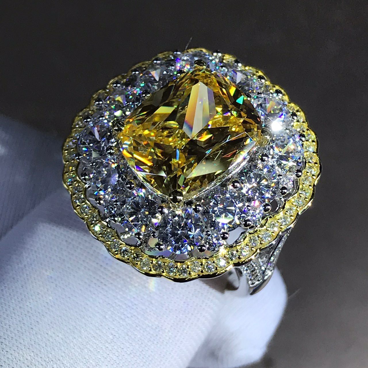 5 quilates VVS grado 3EX almohada en forma de anillo de diamante de alto carbono con incrustaciones de diamantes importados de alto carbono Rosa G color amarillo joyería